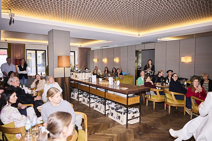 - Buchpr&auml;sentation &bdquo;The Me Code&ldquo; von Autorin Jana Schmitt-Gau  im &bdquo;Grapes&ldquo; im Cortiina Hotel in M&uuml;nchen (&copy;Foto:PR/THe me code) 